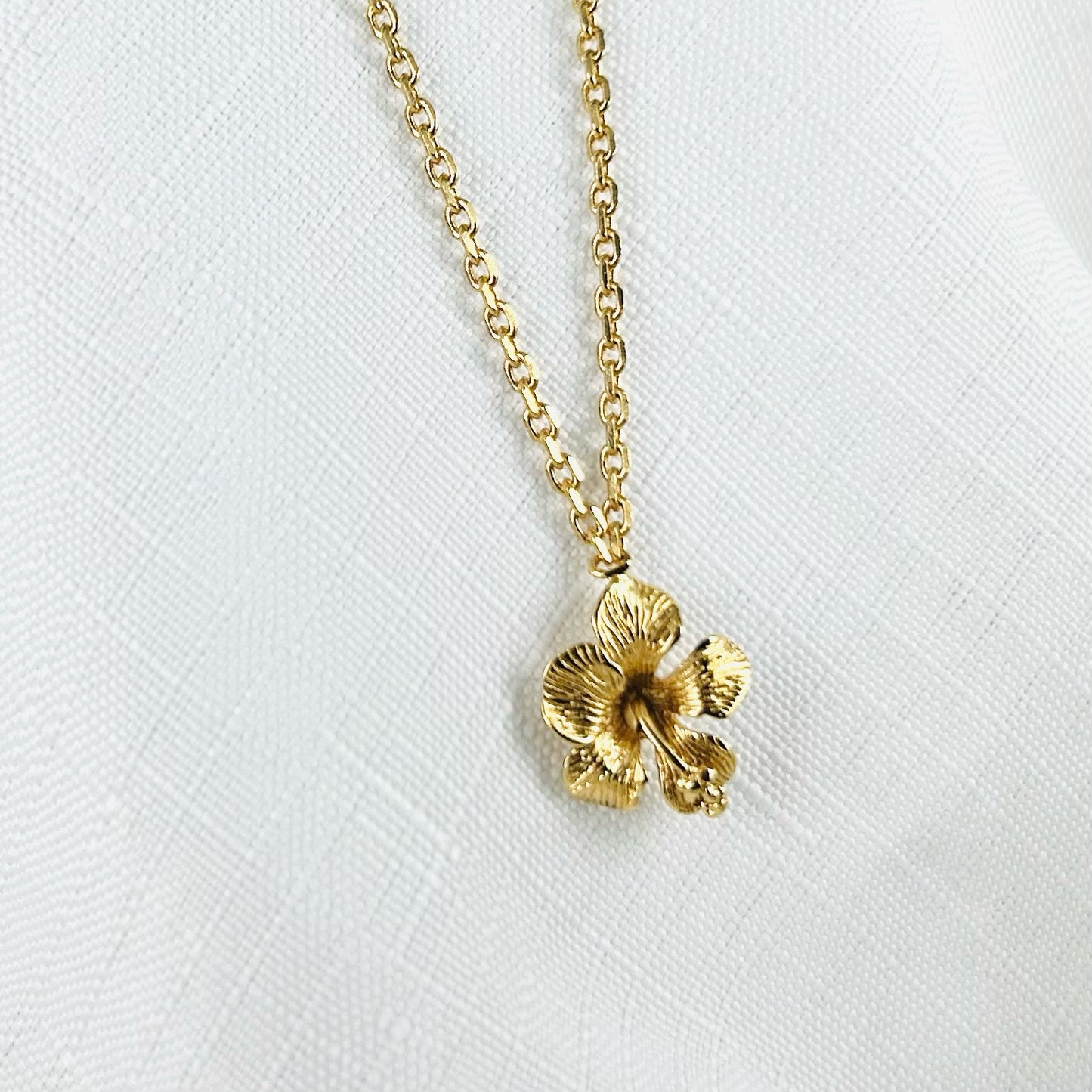 COLLIER HIBISCUS