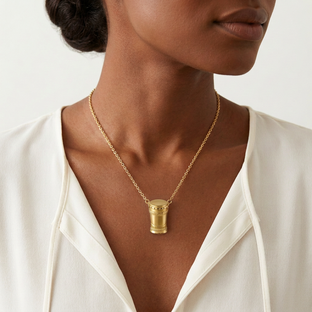Collier Tambour en plaqué or porté par une femme antillaise