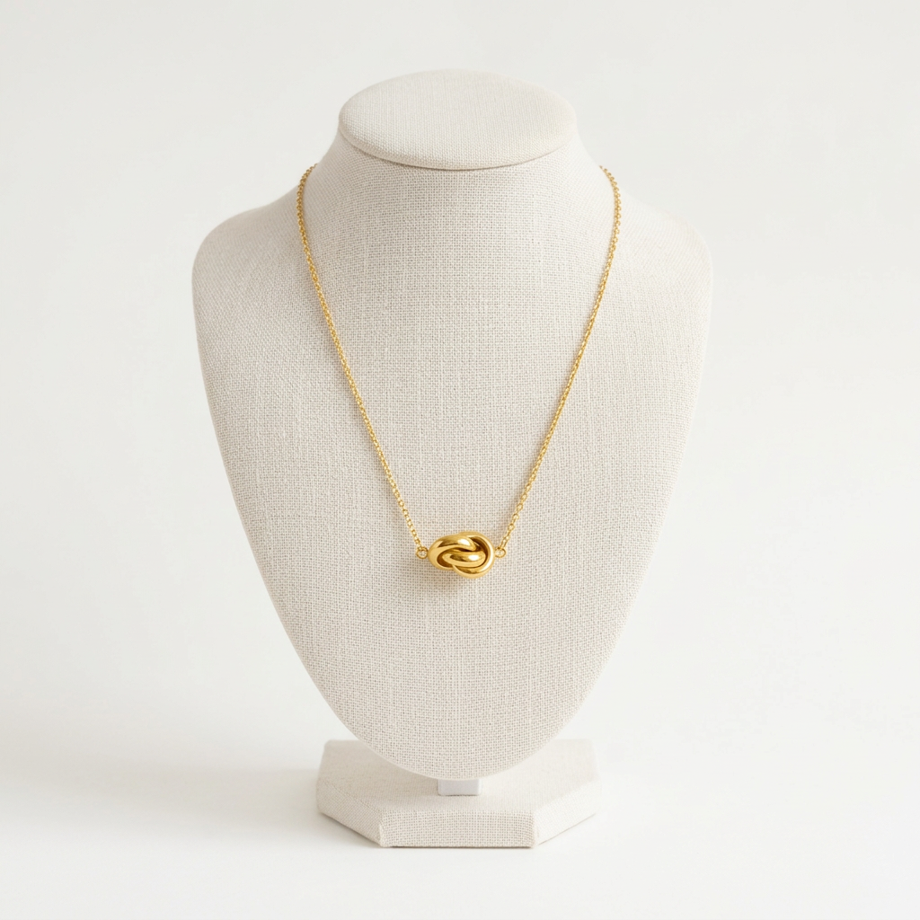 Collier Motif Entrelacé sur buste ivoire avec fond uni blanc cassé