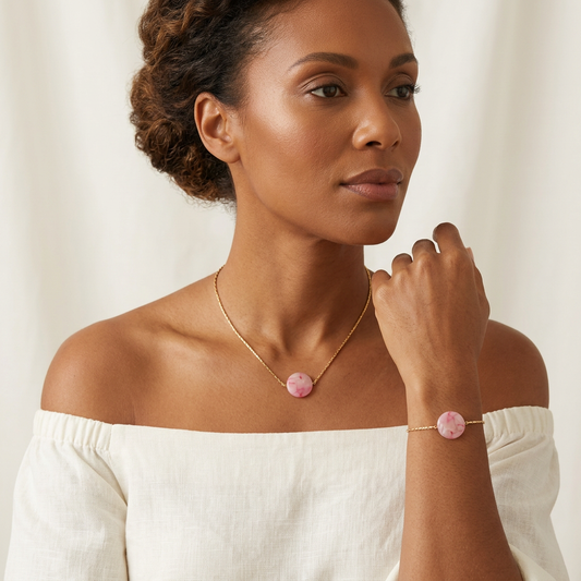 Parure Roséline portée par une femme antillaise