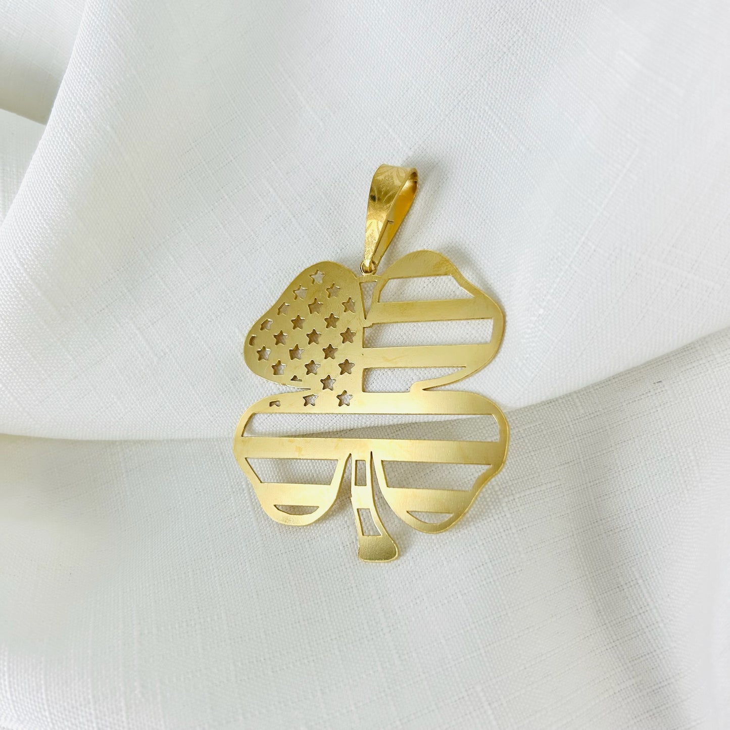 PENDENTIF TRÈFLE AMÉRICAIN DÉCOUPÉ