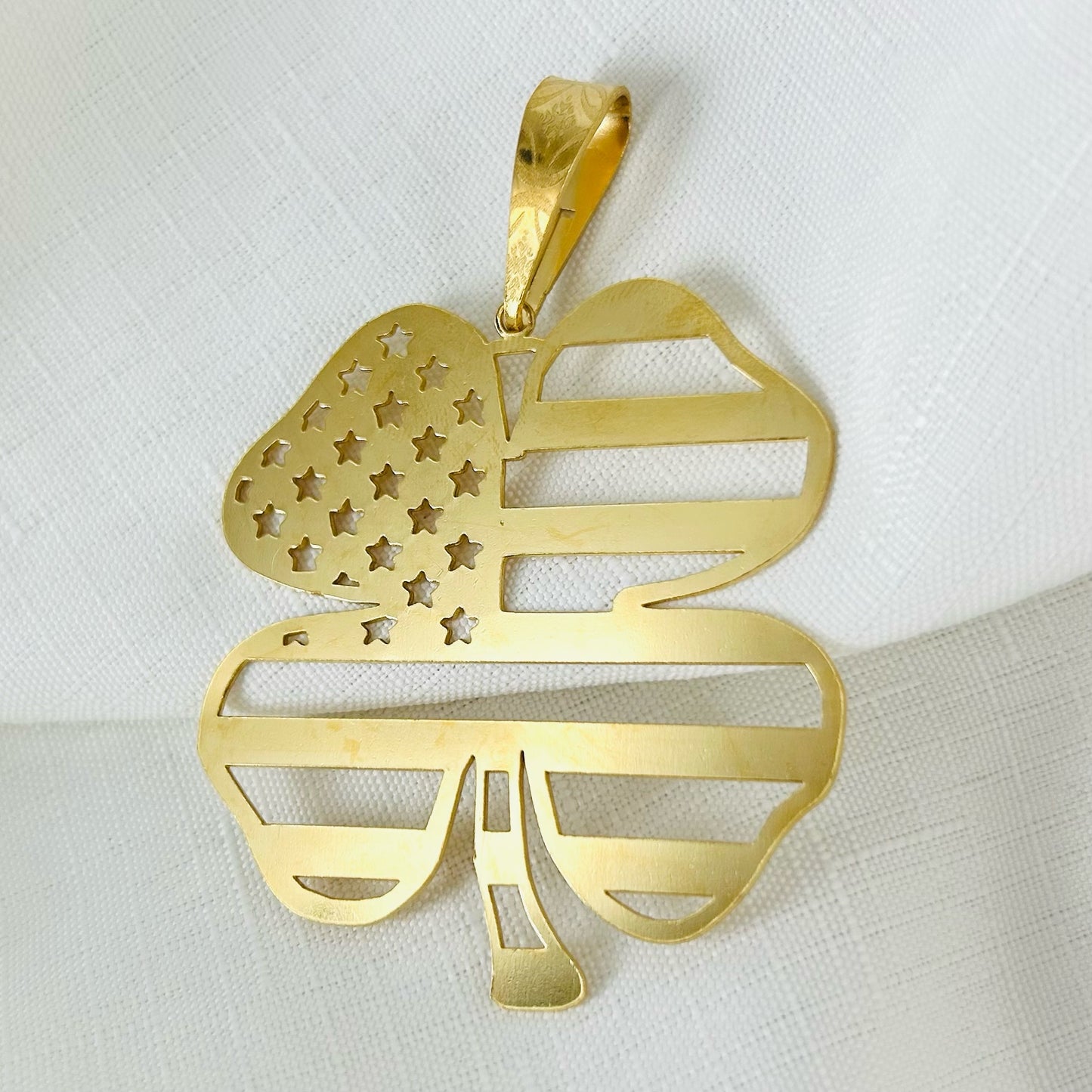 PENDENTIF TRÈFLE AMÉRICAIN DÉCOUPÉ