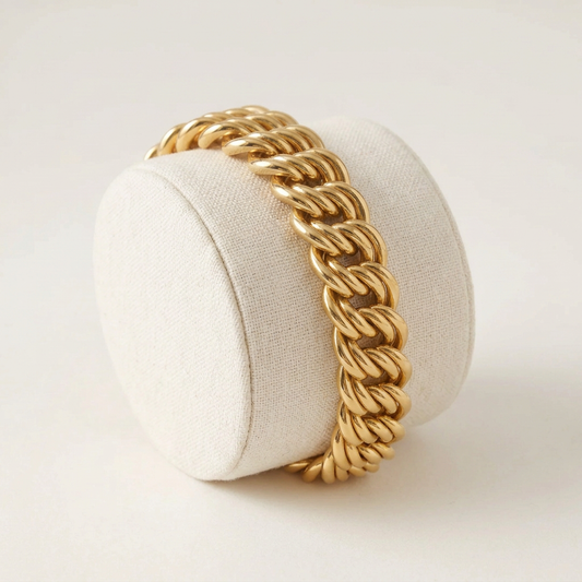 Bracelet Maille Américaine GM sur un support en lin ivoire, fermoir caché