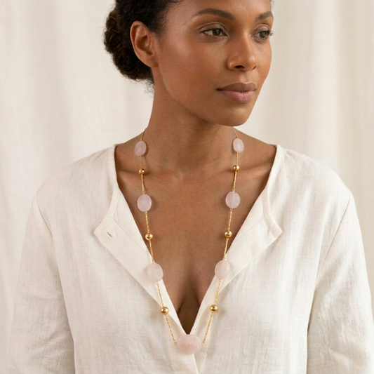 Collier Aurose porté avec pierres en quartz mat légèrement réduites