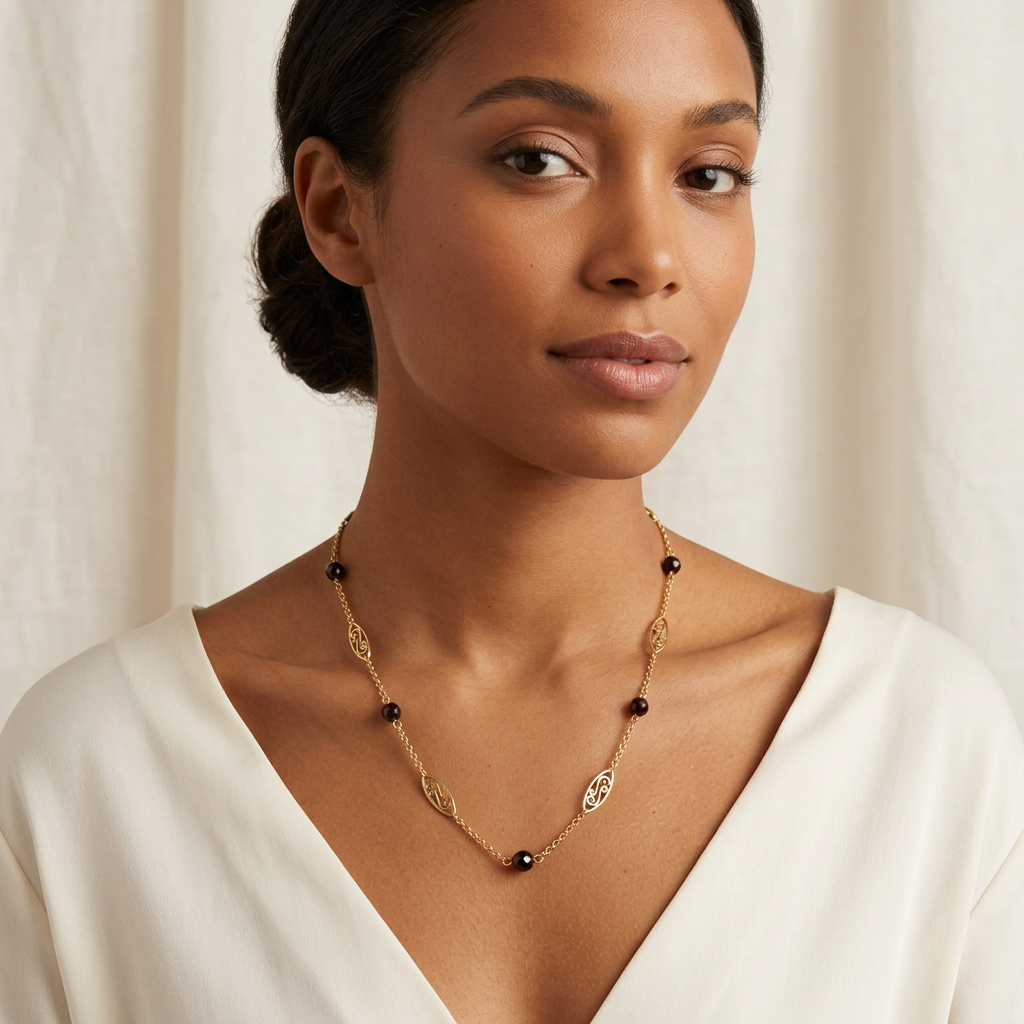 Collier Concombre et Grenat porté par une femme métisse