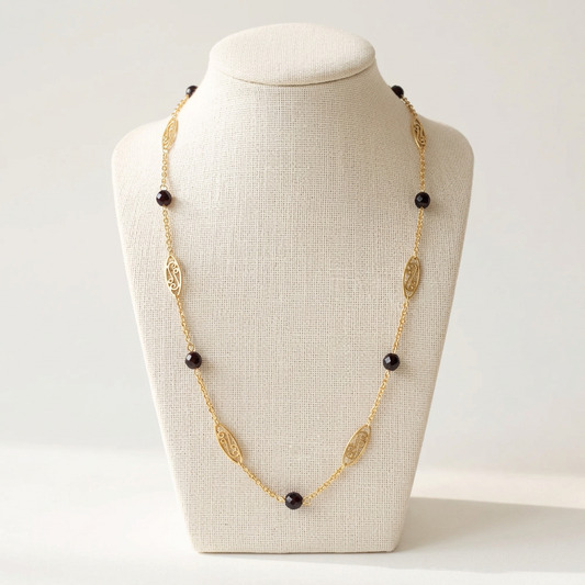 Collier Concombre et Grenat sur un buste en lin ivoire