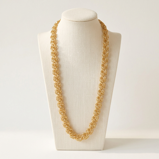 Collier Macaron GM 80 cm sur un buste en lin ivoire