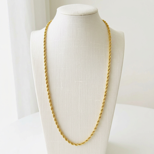 Collier maille torsadée 70 cm sur buste ivoire