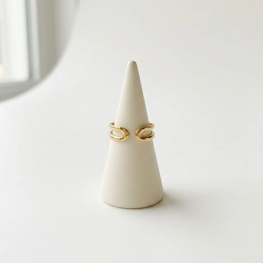 Bague d'orteil sur un présentoir ivoire