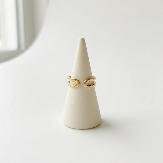 Bague d'orteil sur un présentoir ivoire