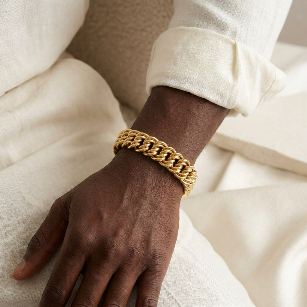 Bracelet Maille Américaine GM porté par un homme, fermoir caché sous le poignet