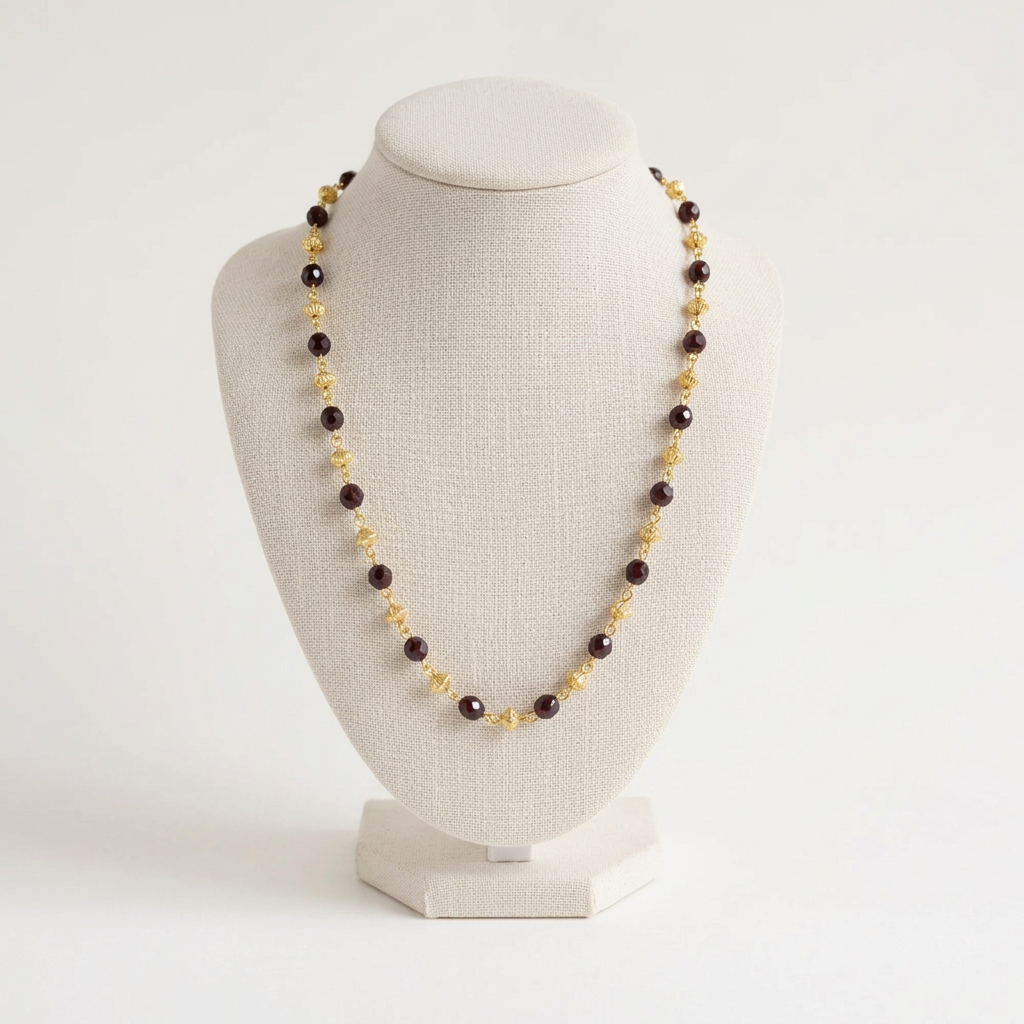 Collier Choux et Grenat sur un buste en lin ivoire, fond blanc cassé