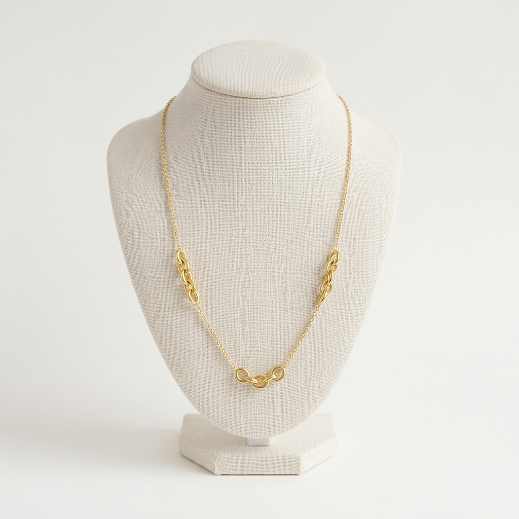 Collier Forçat sur Chaîne sur buste ivoire, fond uni blanc cassé