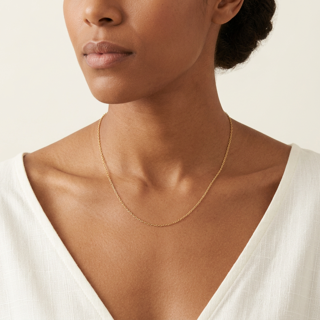 Collier Mini Forçat T2 de 45 cm porté par une femme antillaise