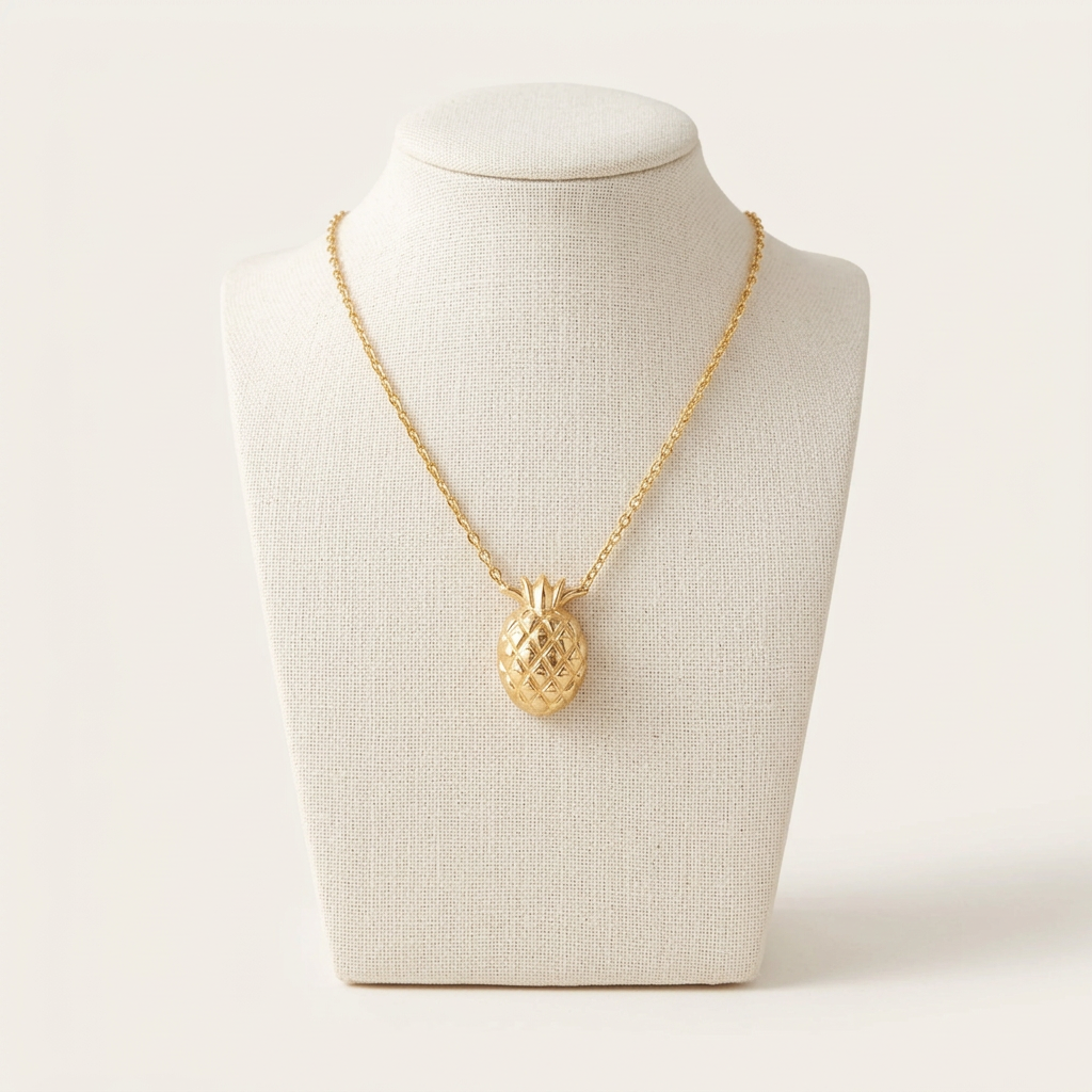 Collier Ananas sur un buste en lin ivoire