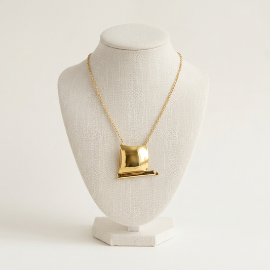 Collier Yole sur buste ivoire avec fond uni blanc cassé