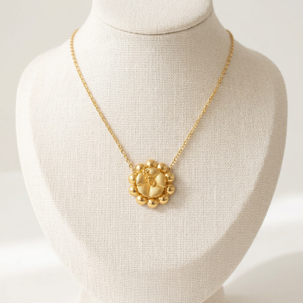 Collier Tradition Hibiscus sur un buste en lin ivoire