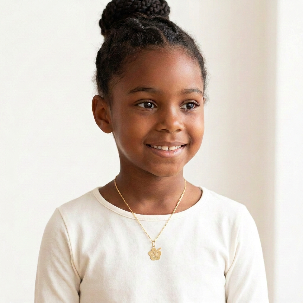 Pendentif Hibiscus Plat T1 porté par une petite fille