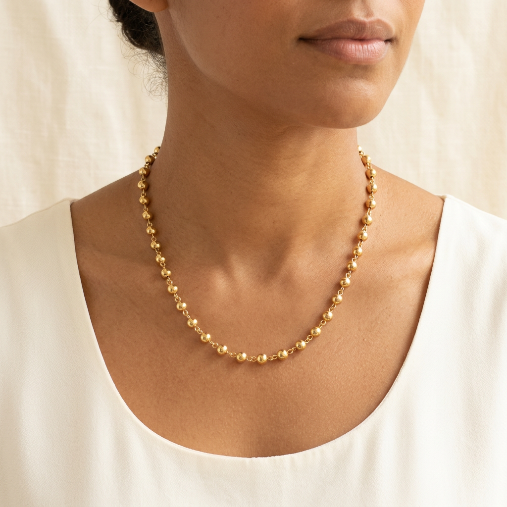 Collier Boules 6 mm en plaqué or porté, longueur 45 cm