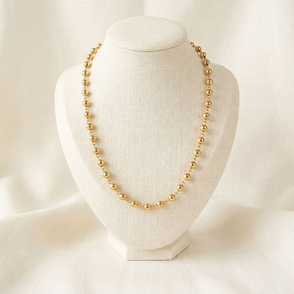 Collier Boules 6 mm sur buste en lin ivoire