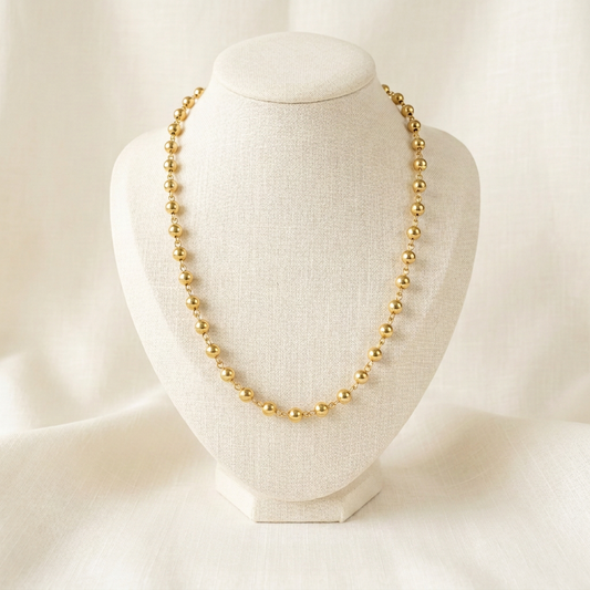 Collier Boules 6 mm sur buste en lin ivoire