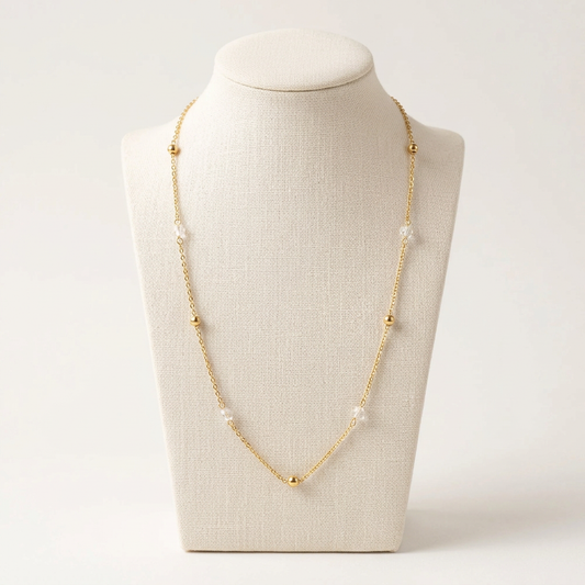 Collier Naïa sur un buste en lin ivoire