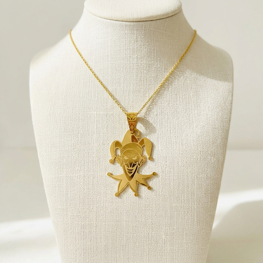 Pendentif Joker sur un buste en lin ivoire