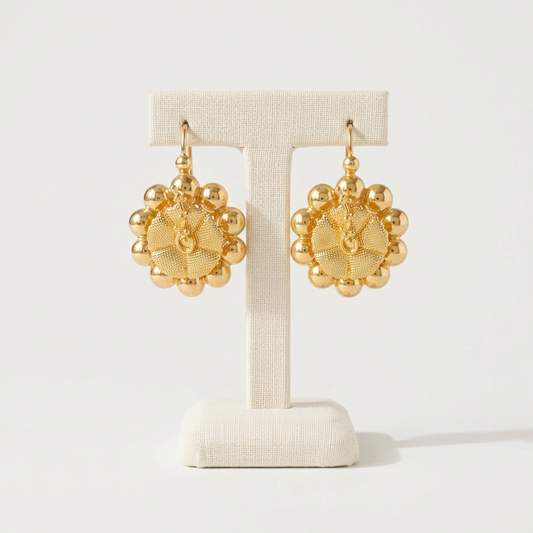 Boucles Traditionnelles Hibiscus sur un présentoir en lin ivoire