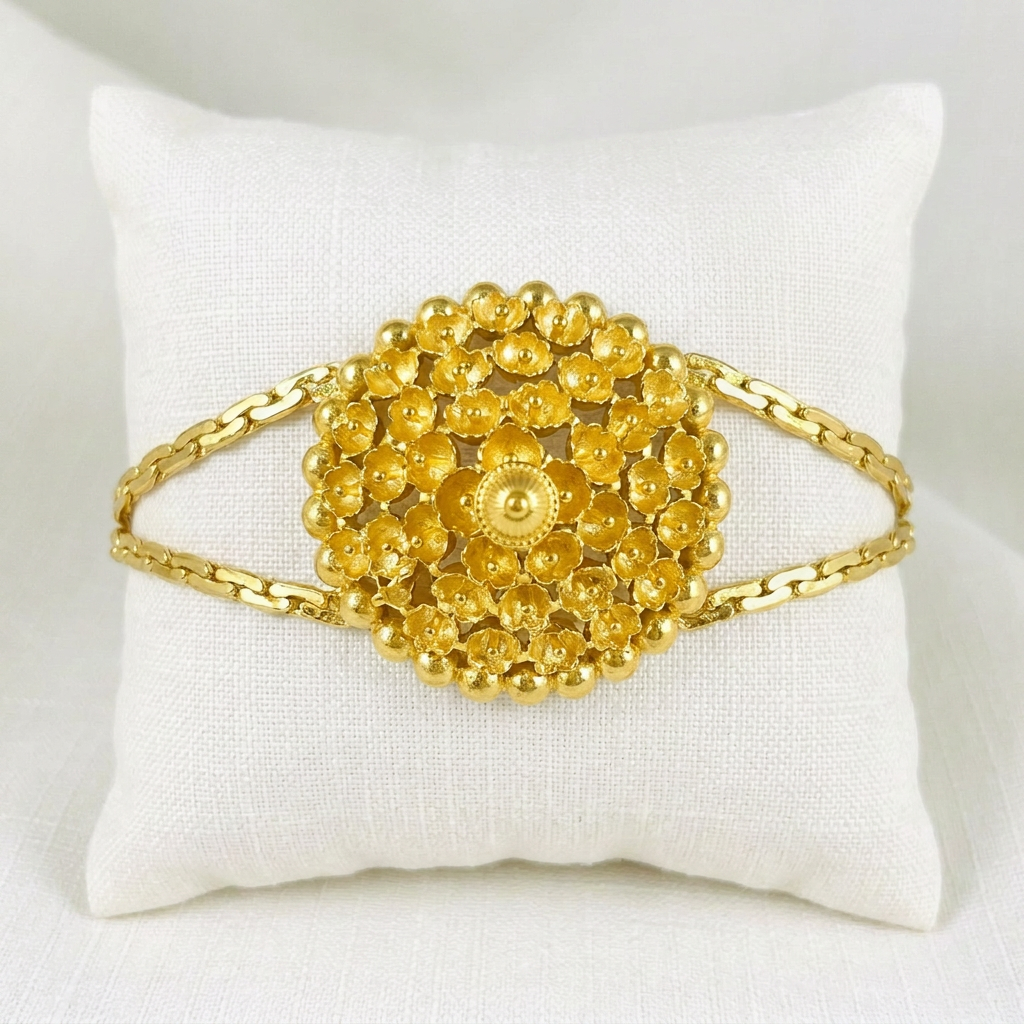 Bracelet Rigide Tété Négresse à motif floral sur un présentoir en lin ivoire