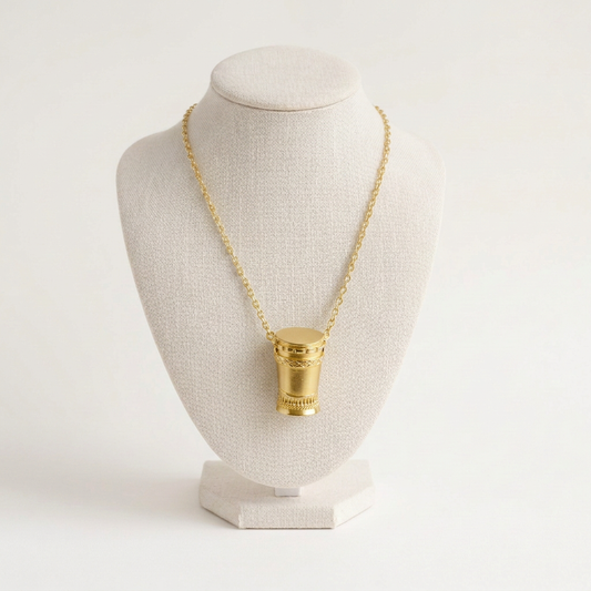 Collier Tambour sur buste ivoire avec fond uni blanc cassé