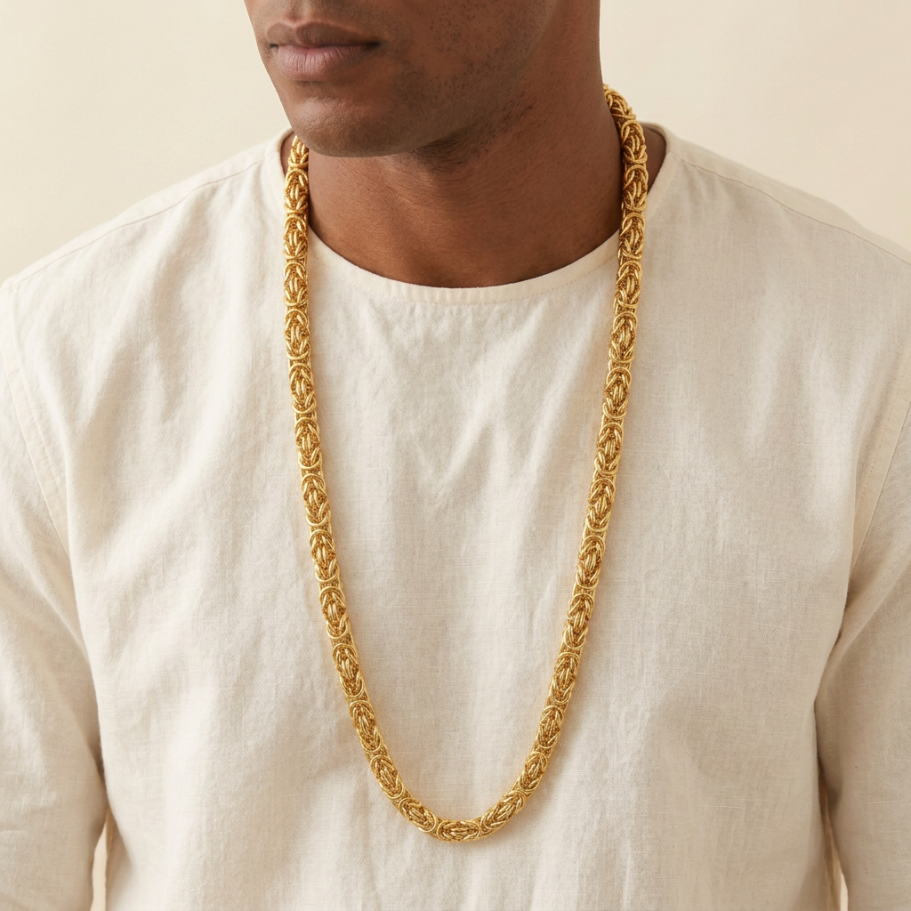 Collier Royale de 80 cm en plaqué or porté par un homme