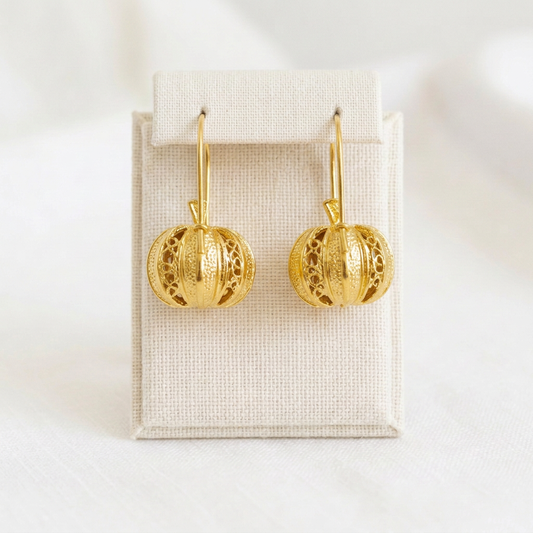 Paire de Boucles Citrouille sur présentoir en lin ivoire