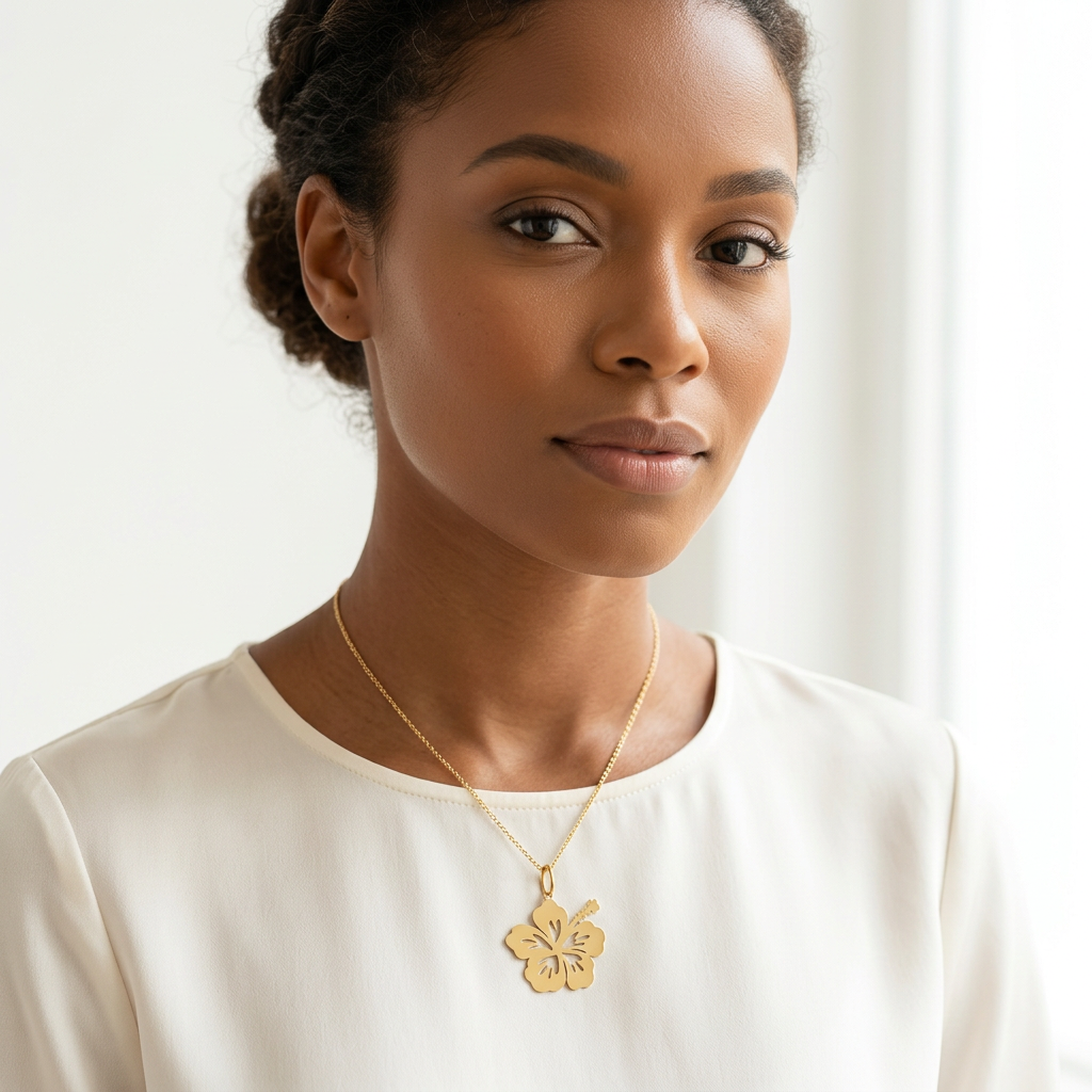Pendentif Hibiscus Plat T2 porté par une femme