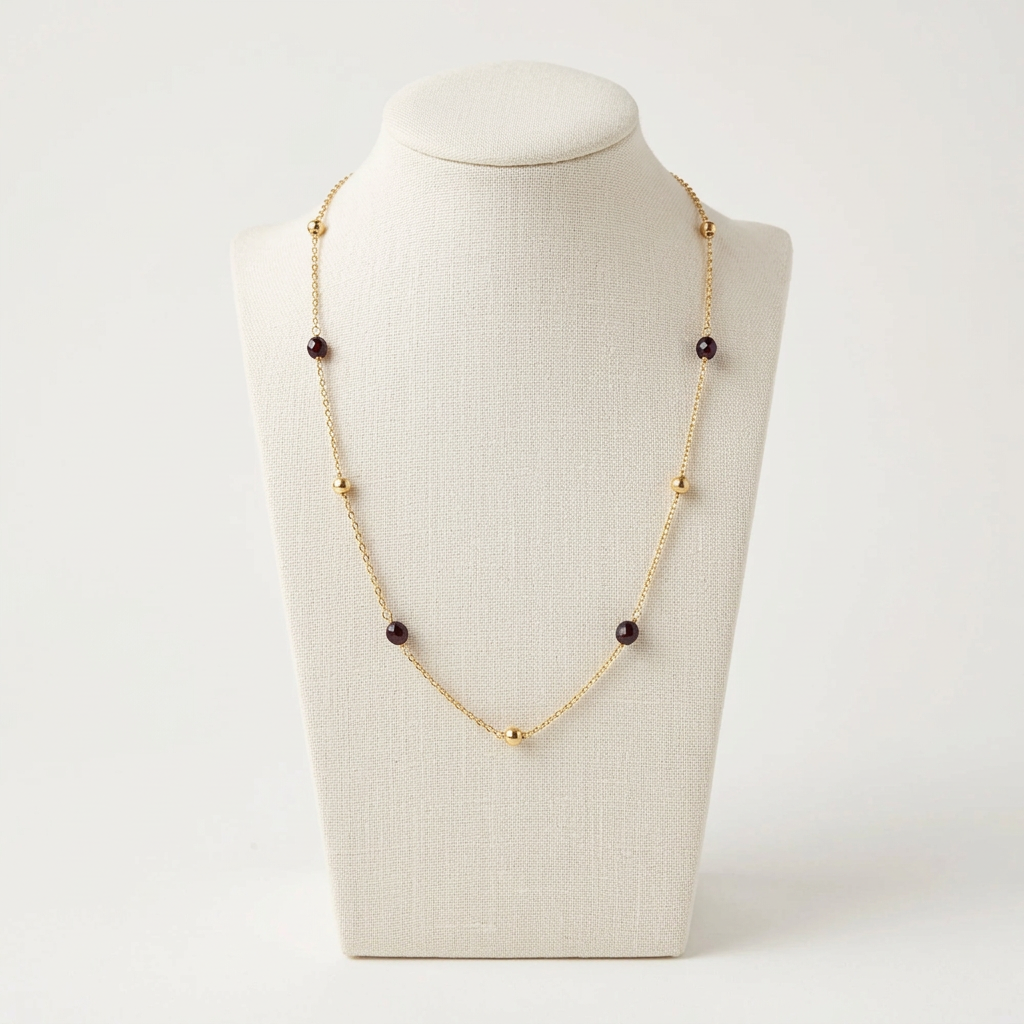Collier Maëva sur un buste en lin ivoire