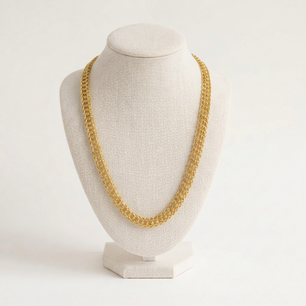 Collier Américain Inter Boules sur buste ivoire avec fond uni blanc cassé