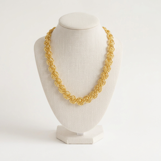 Collier Maille Macaron sur buste en lin ivoire, fond uni blanc cassé harmonisé