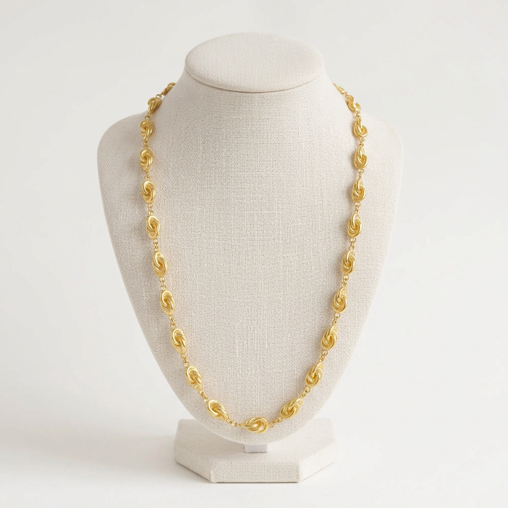 Collier Motifs Forçat sur buste ivoire, fond uni blanc cassé