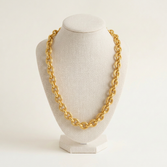 Collier Forçat gros modèle sur buste ivoire avec fond uni blanc cassé