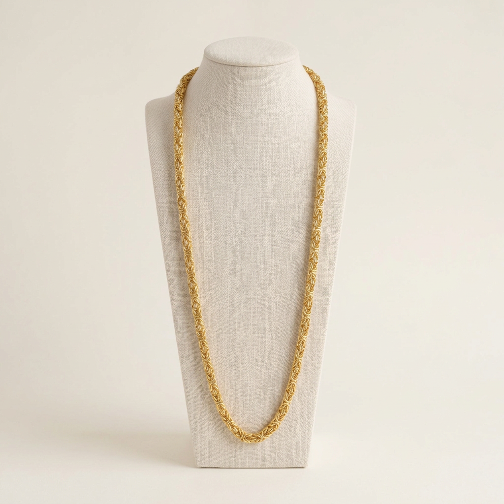 Collier Royale de 80 cm au tombé long sur présentoir ivoire