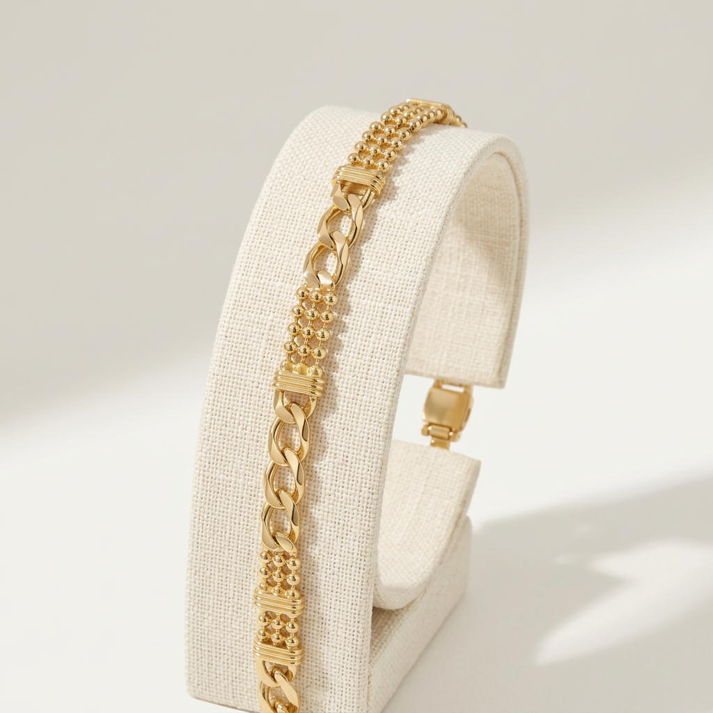 Bracelet Maille Cheval et Boules sur un présentoir en lin ivoire