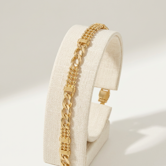 Bracelet Maille Cheval et Boules sur un présentoir en lin ivoire