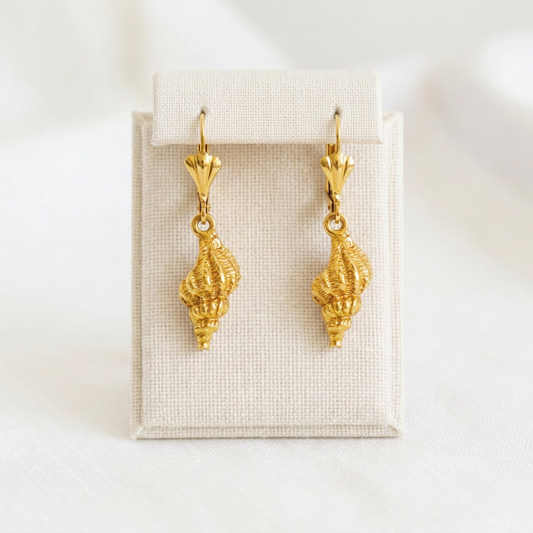 Paire de Boucles Coquillage sur un présentoir en lin ivoire
