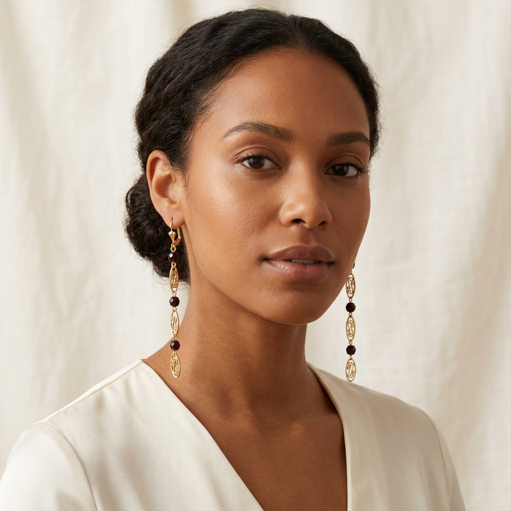 Boucles Concombre et Grenat portées par une femme métisse