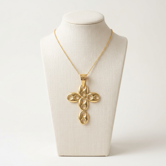 Pendentif Croix Maille Café sur un buste en lin ivoire
