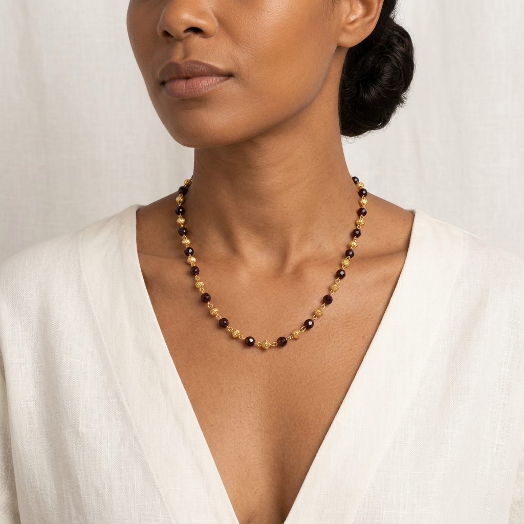 Collier Choux et Grenat porté par une femme antillaise