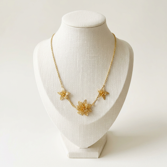 Collier Floréa sur un buste en lin ivoire