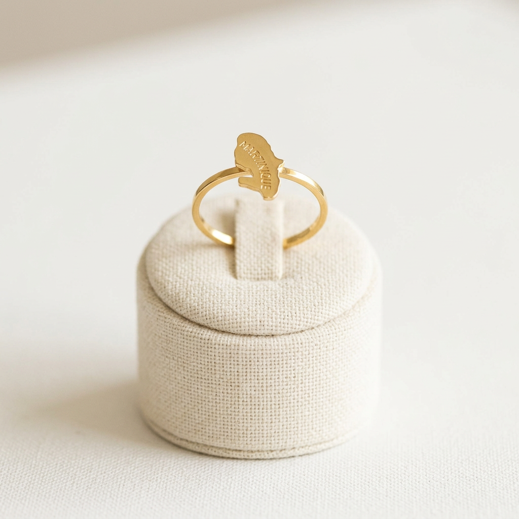 Bague Carte de la Martinique sur un support en lin ivoire