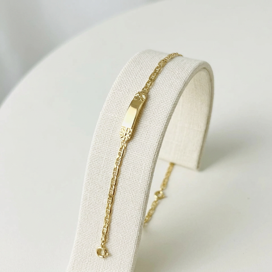 Bracelet bébé sur un support en lin ivoire