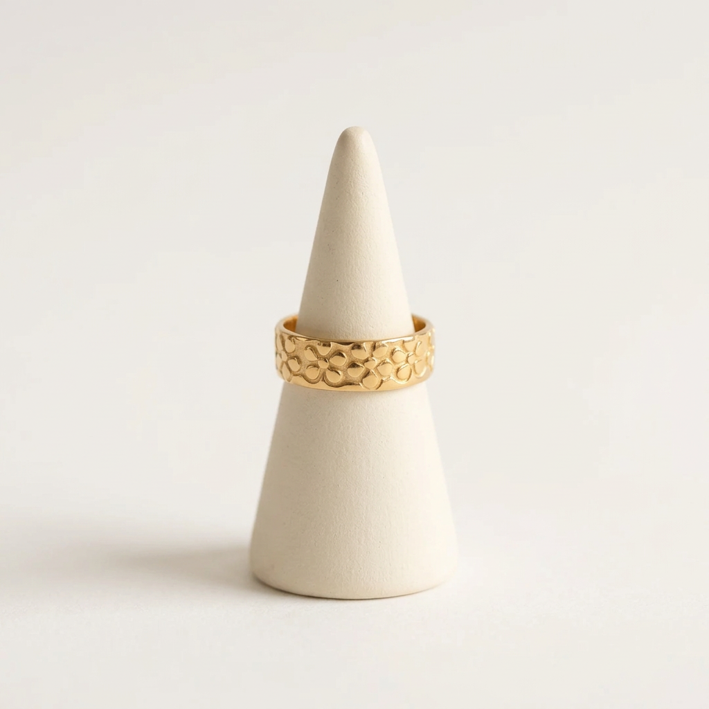 Bague d'orteil 03 sur un présentoir ivoire