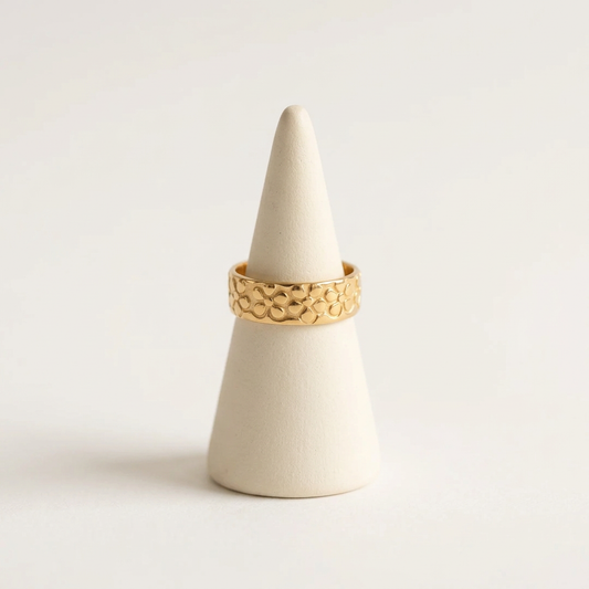 Bague d'orteil 03 sur un présentoir ivoire